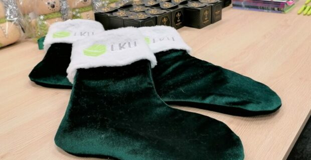 LKU grupės kredito unijos dalijasi gerumu: kalėdinės kojinės su dovanomis apkeliavo Lietuvą